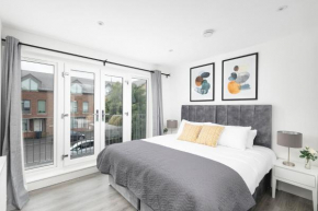 Skyvillion - London Enfield Chase Apartments with Parking & Wifi